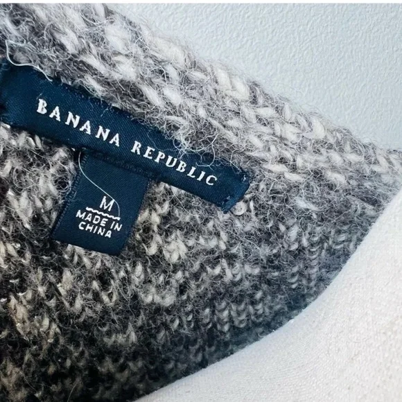 BANANA REPUBLIC Womens Alpaca Wool V Neck Knit Sweater Size Medium fits like XS - Picture 5 of 5